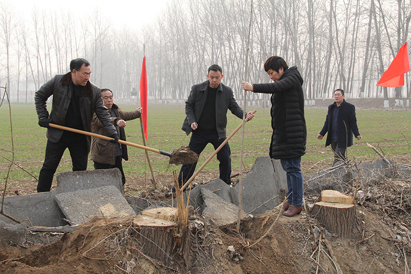 博農(nóng)集團領(lǐng)導(dǎo)、基層黨政負(fù)責(zé)人等同志積極參加植樹活動